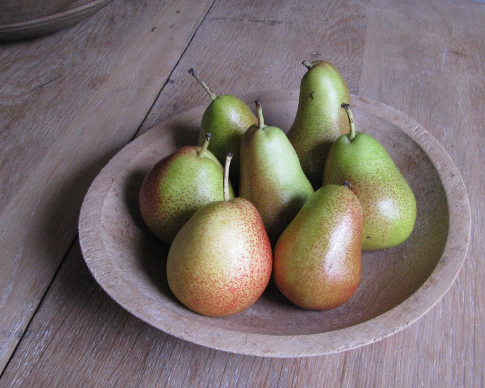 a bowl of green pears