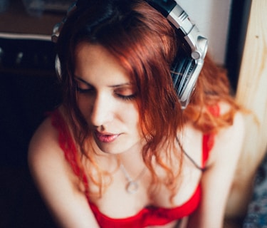 femme écoutant de la musique onlyfans
