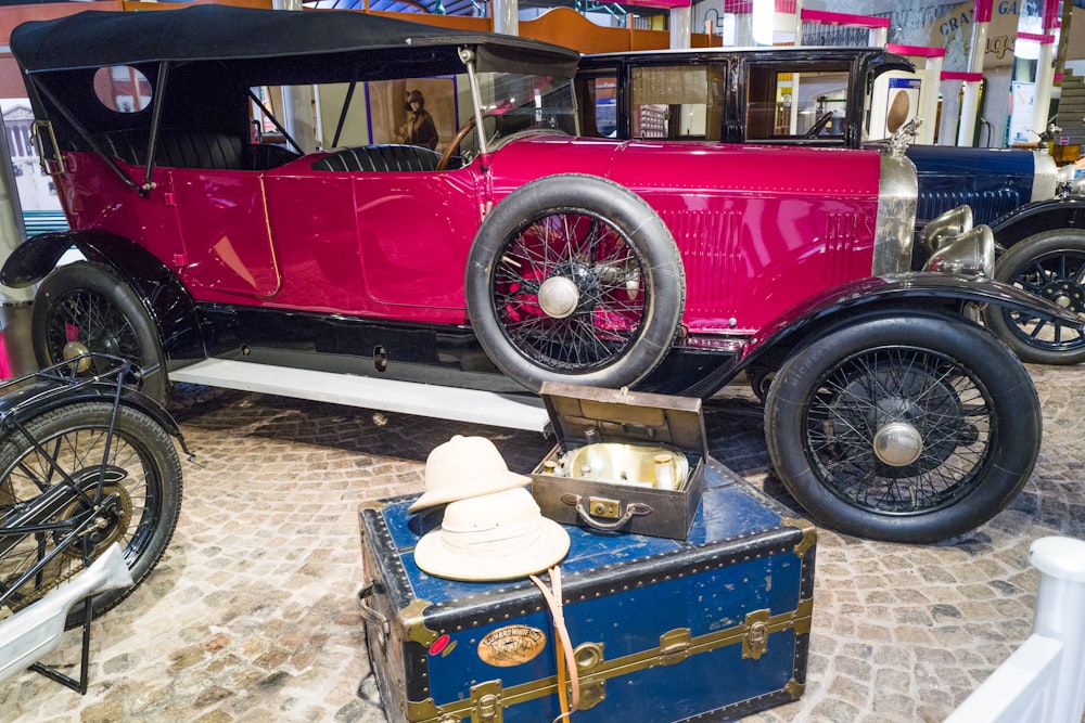 Ein rotes Auto mit weißem Hut