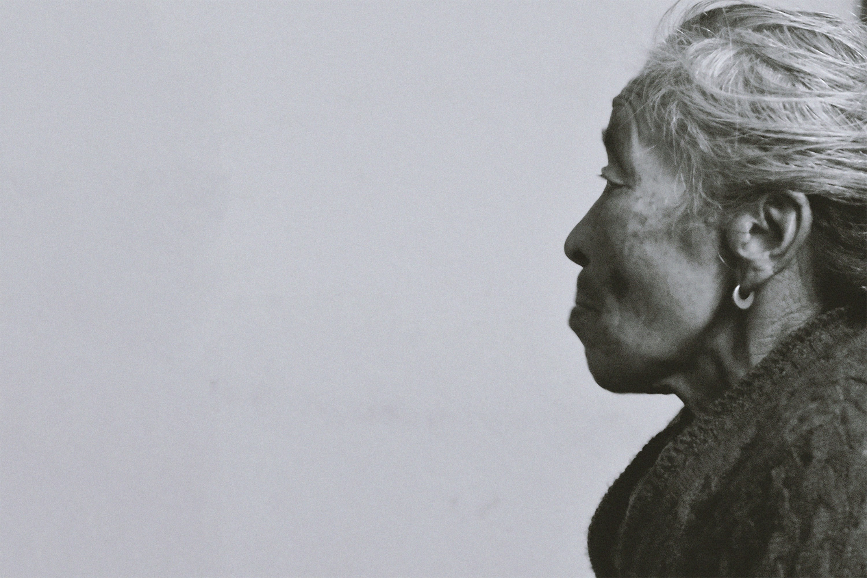 une personne avec une coupe de cheveux grise