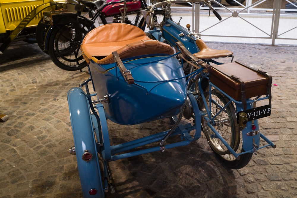 ein blaues Motorrad mit einer Box auf dem Rücken