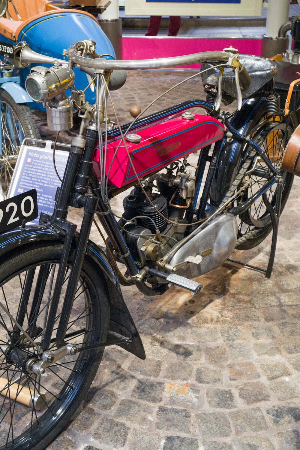 Ein Motorrad, das auf einem Ziegelboden geparkt ist