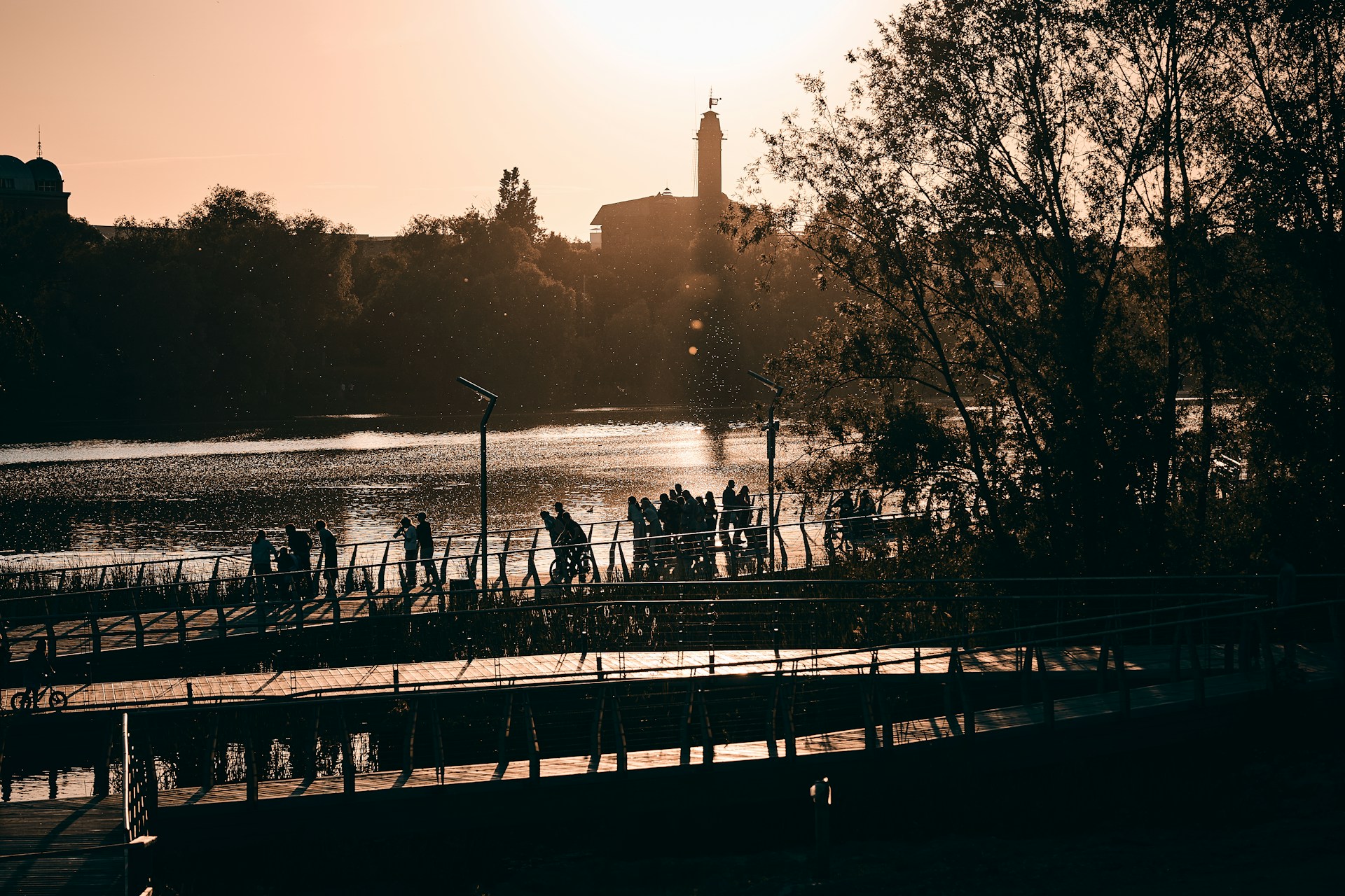 gray computer monitor