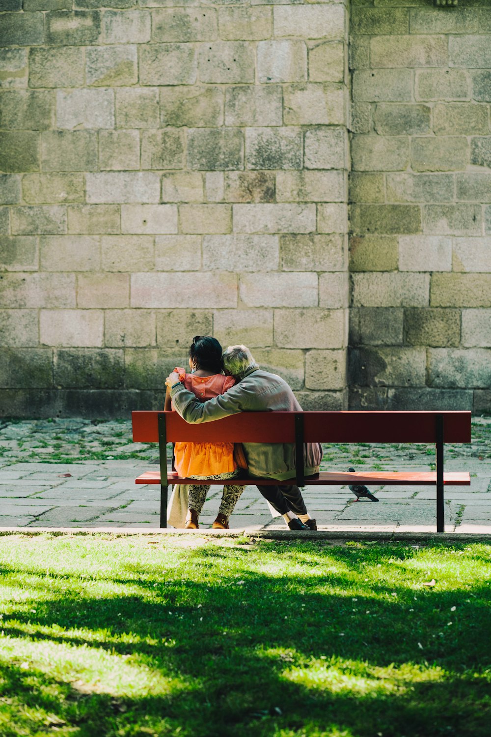 um casal sentado em um banco