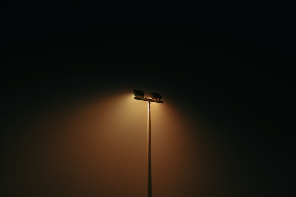 un lampadaire la nuit
