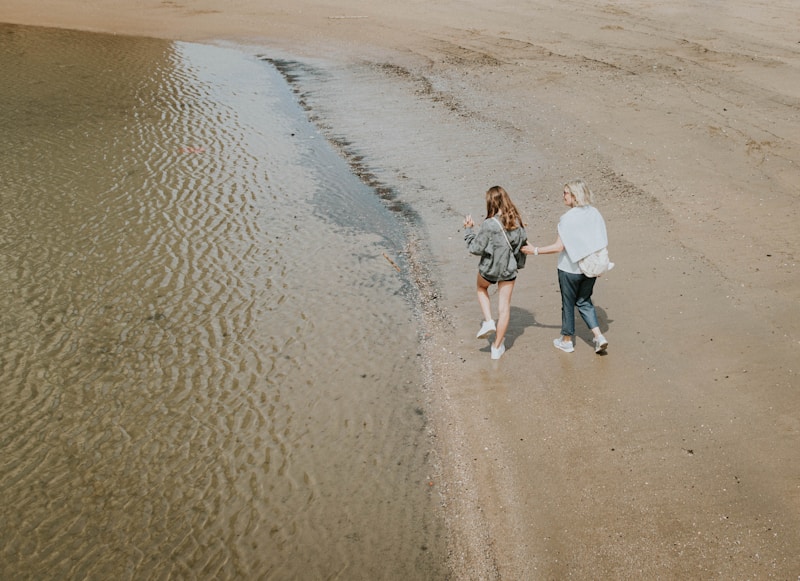 Mujeres paseando junto al mar
