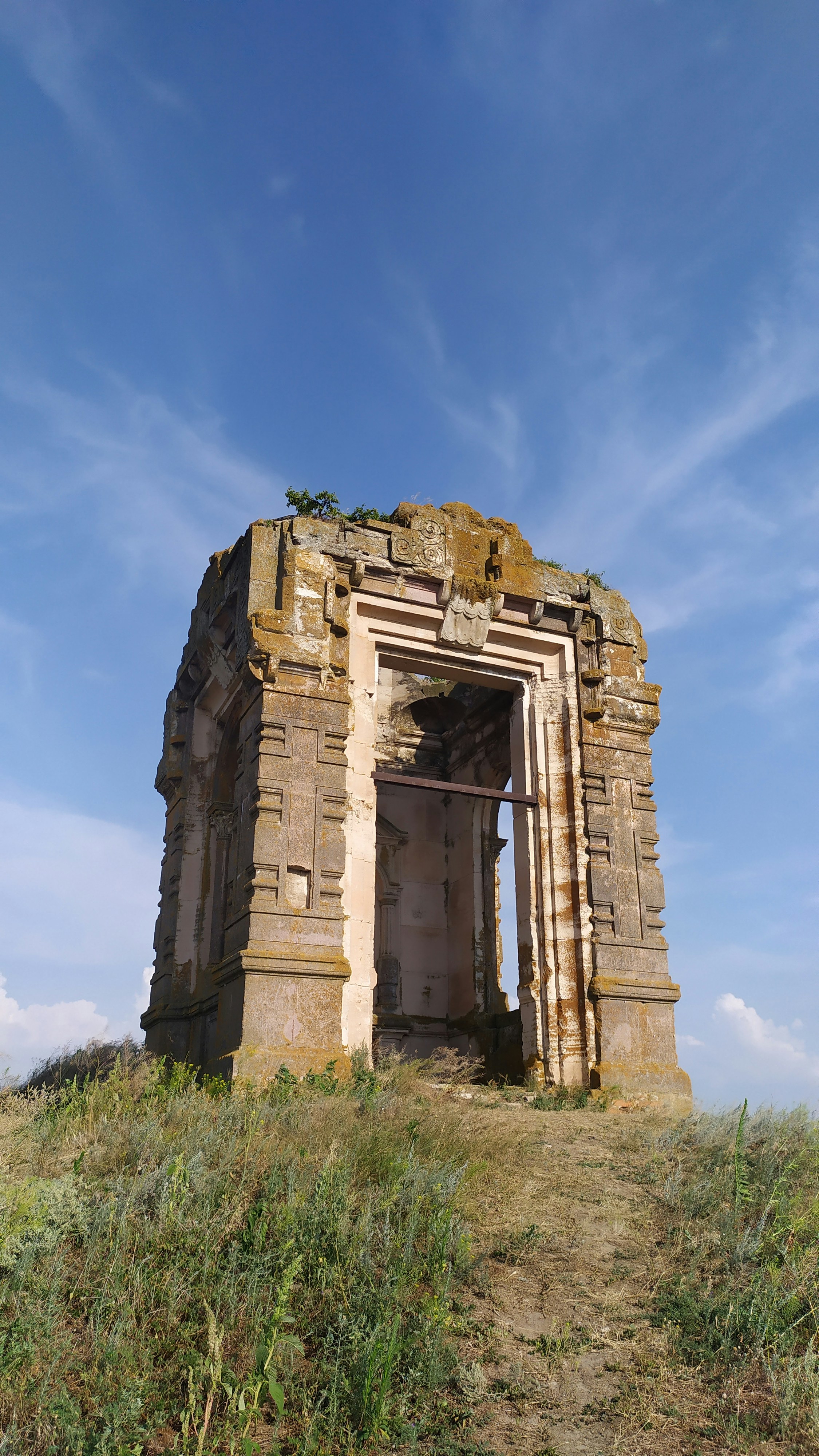 Ein Steingebäude mit einer Tür