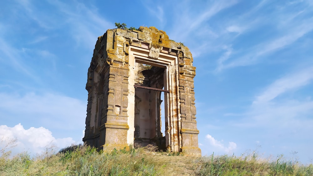 un edificio de piedra con una puerta