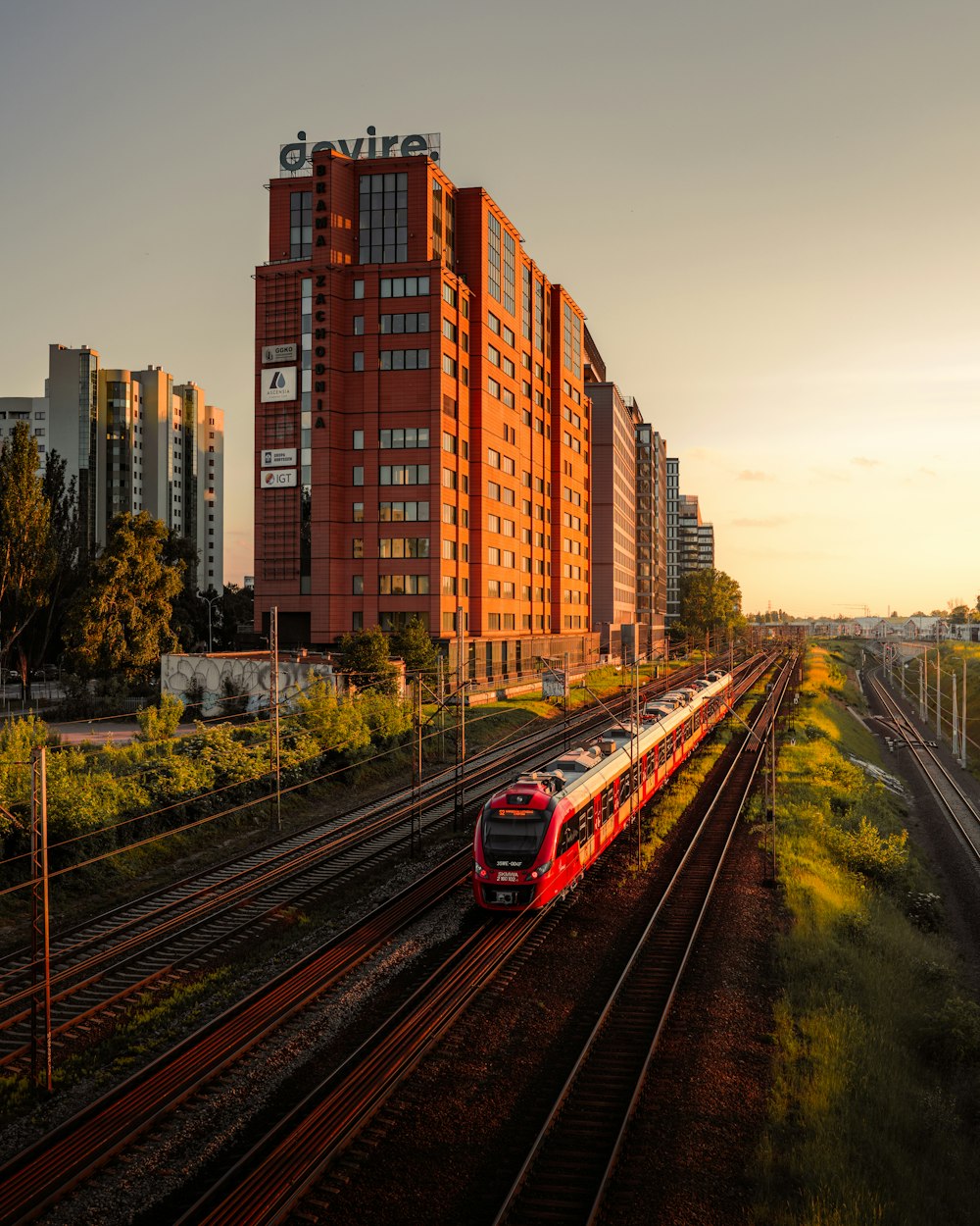 un treno sui binari ferroviari