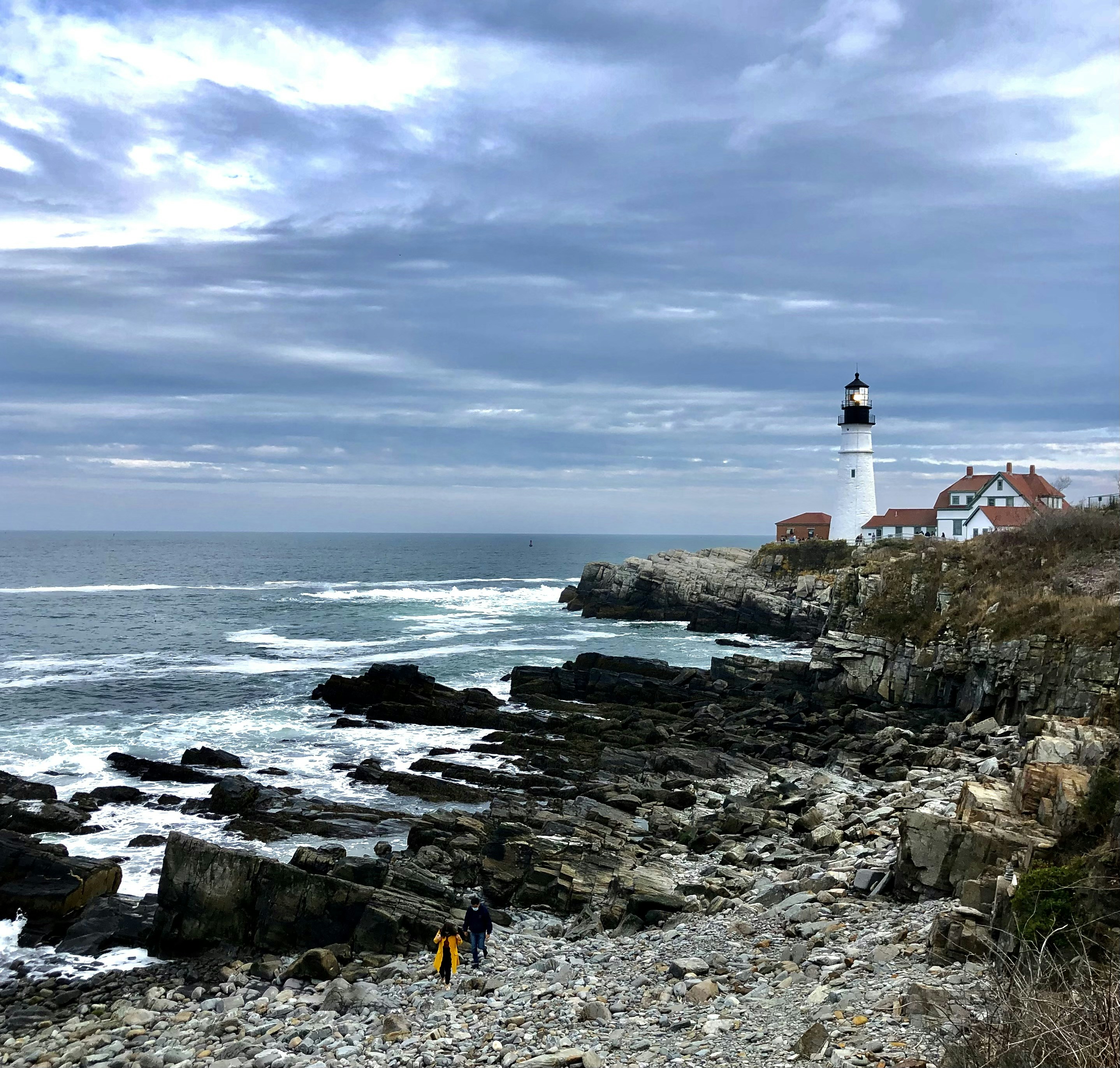 親愛的陌生人 - 常會思索著所謂活著的意義是什麼，明知生命都有盡頭，活著是在向死亡邁進，那在世時所追求的一切是為了什麼？有時會想出一些答案回覆那些提問，有時候會被說服，有時後又會推翻那些答案，繼續尋找解答。