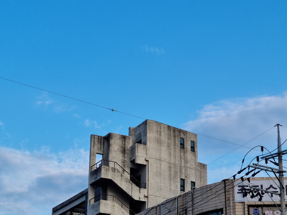 Ein Gebäude mit blauem Himmel