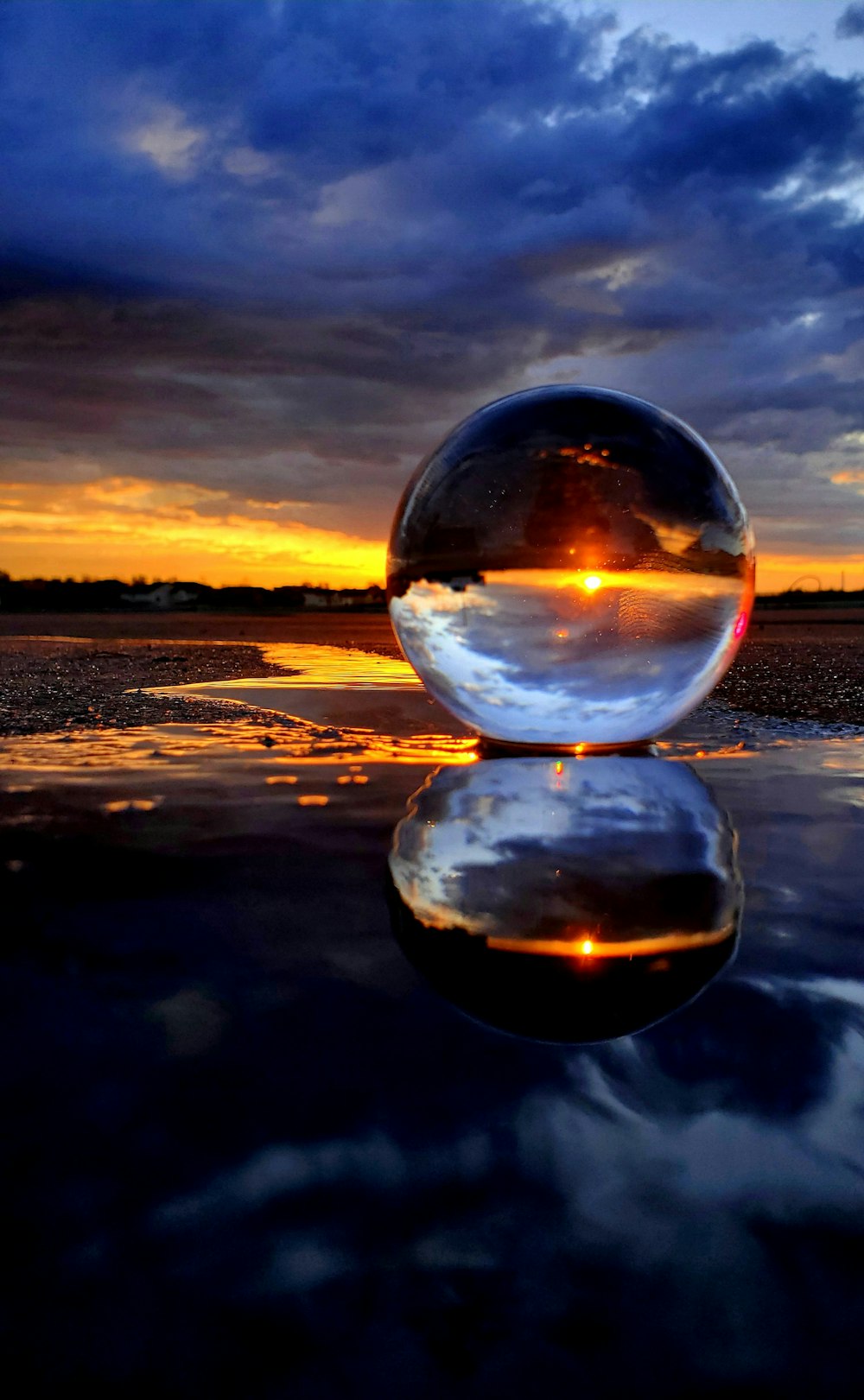 uma esfera reflexiva em uma praia