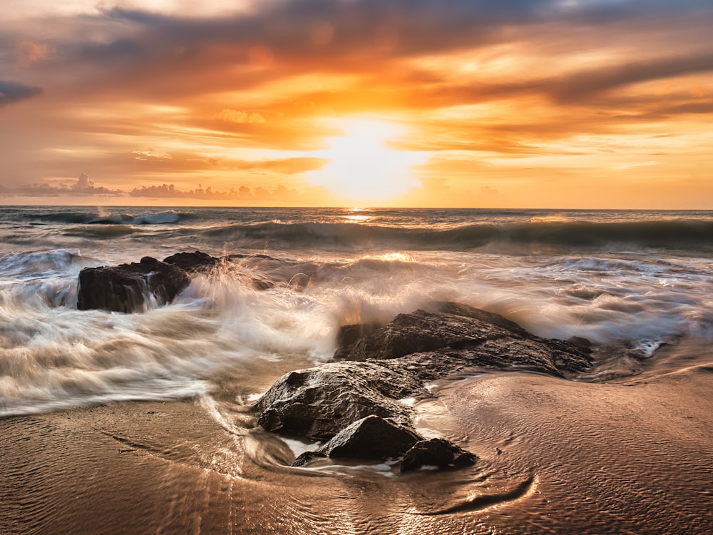 Wellen, die an einem Strand zusammenbrechen