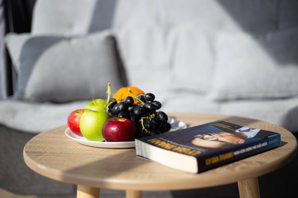 un tavolo con libri e frutta su di esso