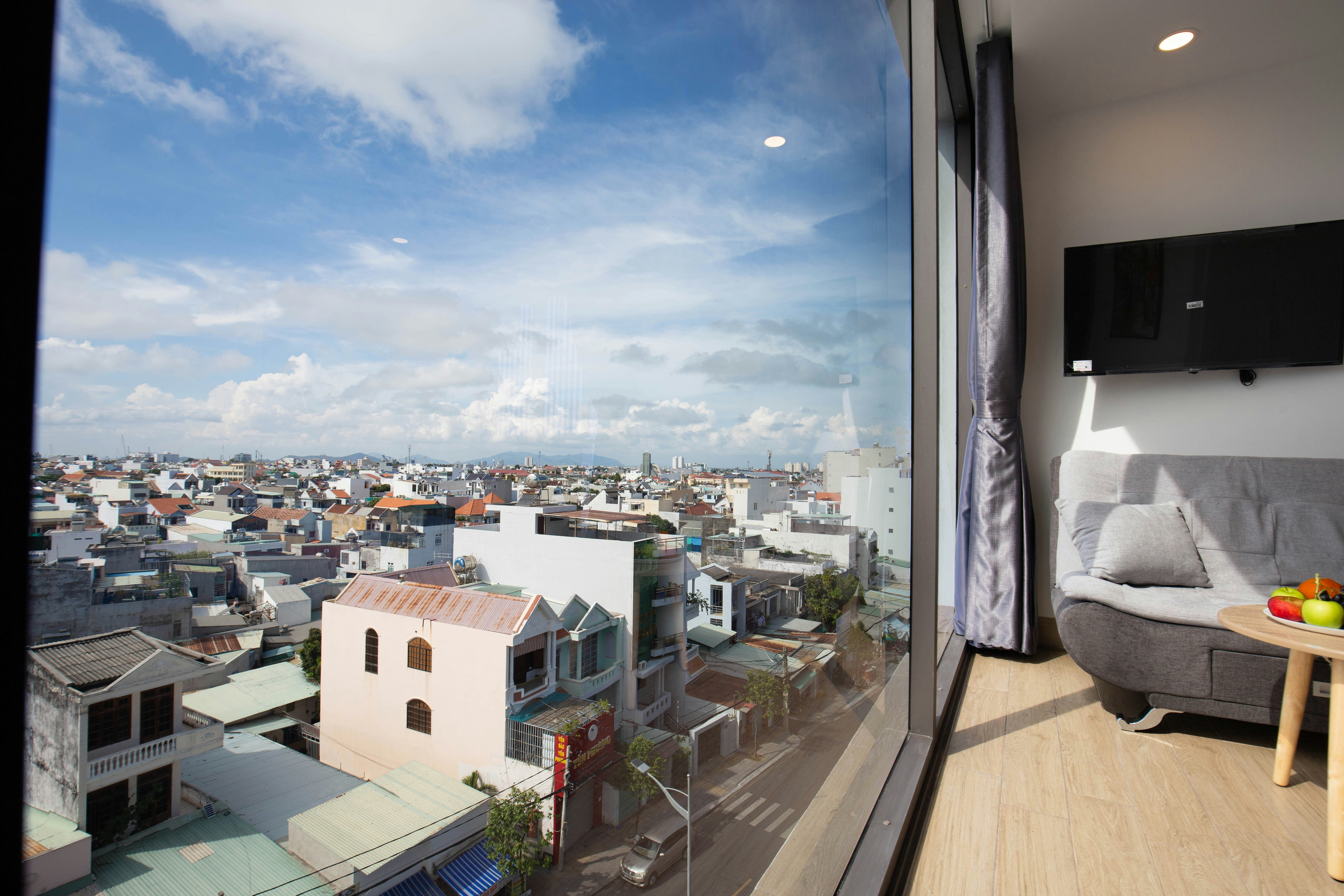 Panoramic apartment with wrap-around balcony and city view - apartments with panoramic views