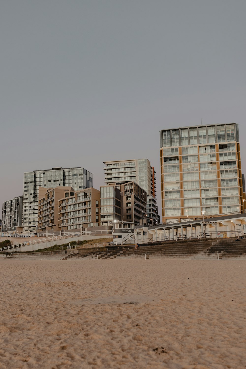 uma praia com edifícios sobre ele