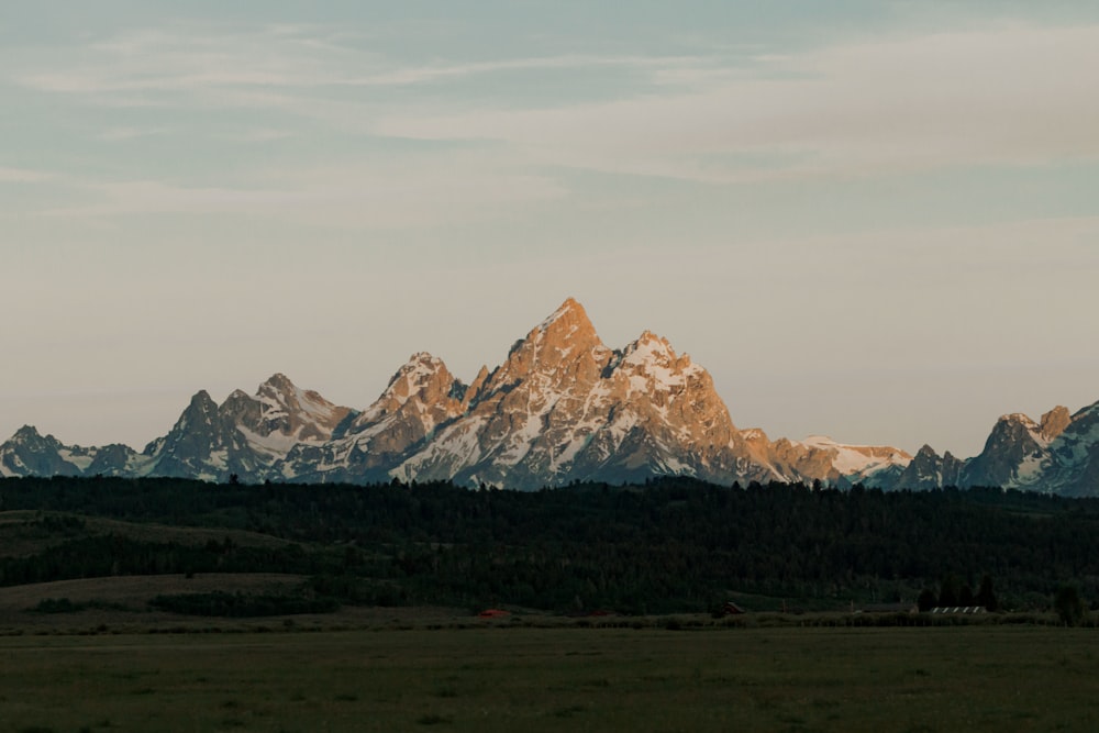 a snowy mountain range