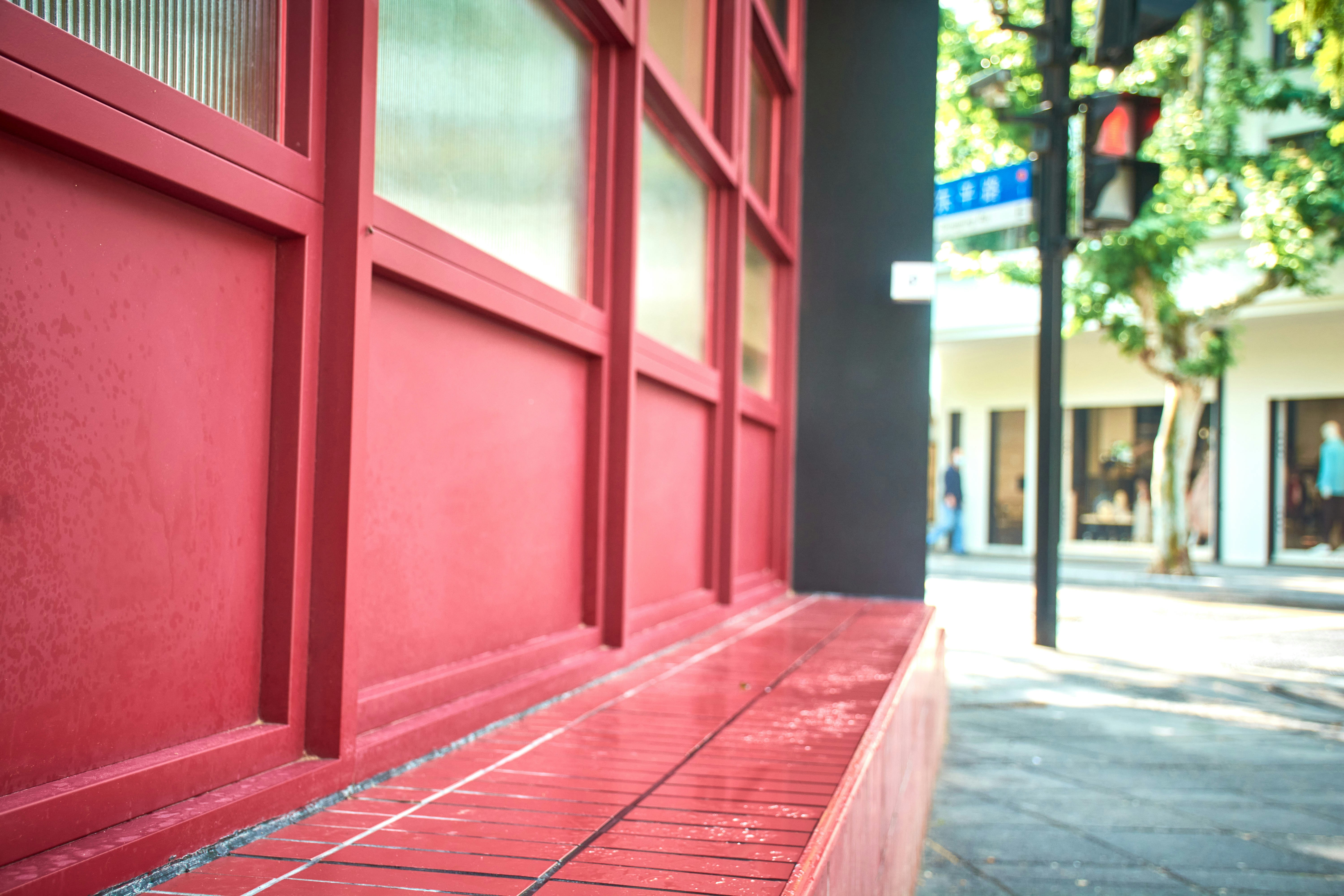Un bâtiment rouge avec un panneau de signalisation