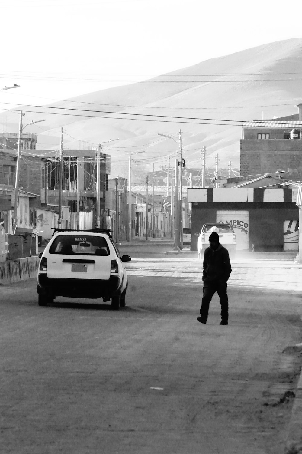 Un homme debout à côté d’une voiture