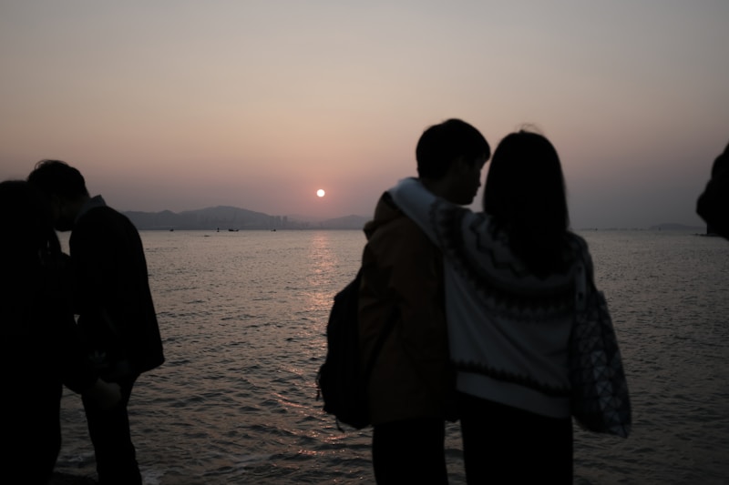 Sahil yürüyüşünde romantik grup