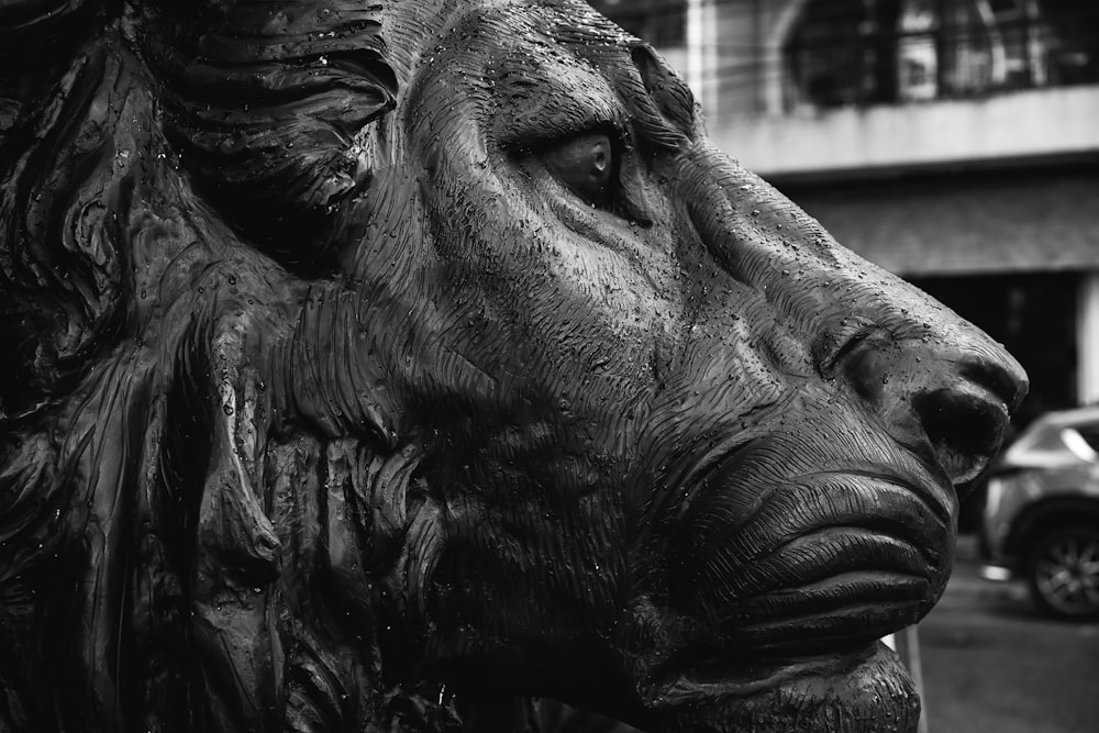 Una estatua de un león