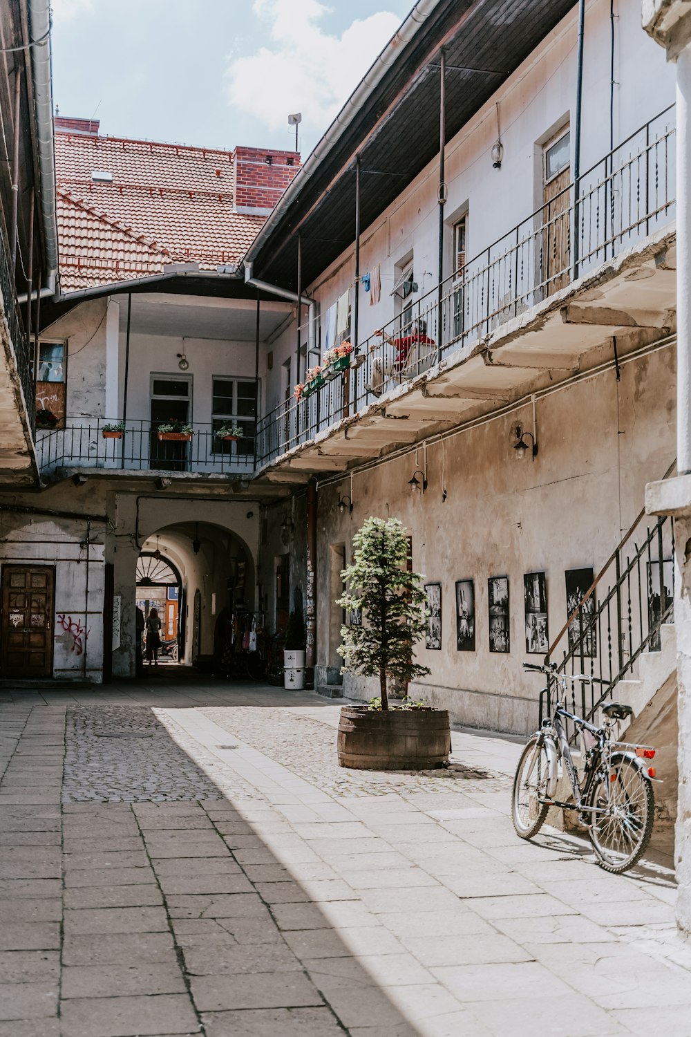 una strada con edifici su entrambi i lati