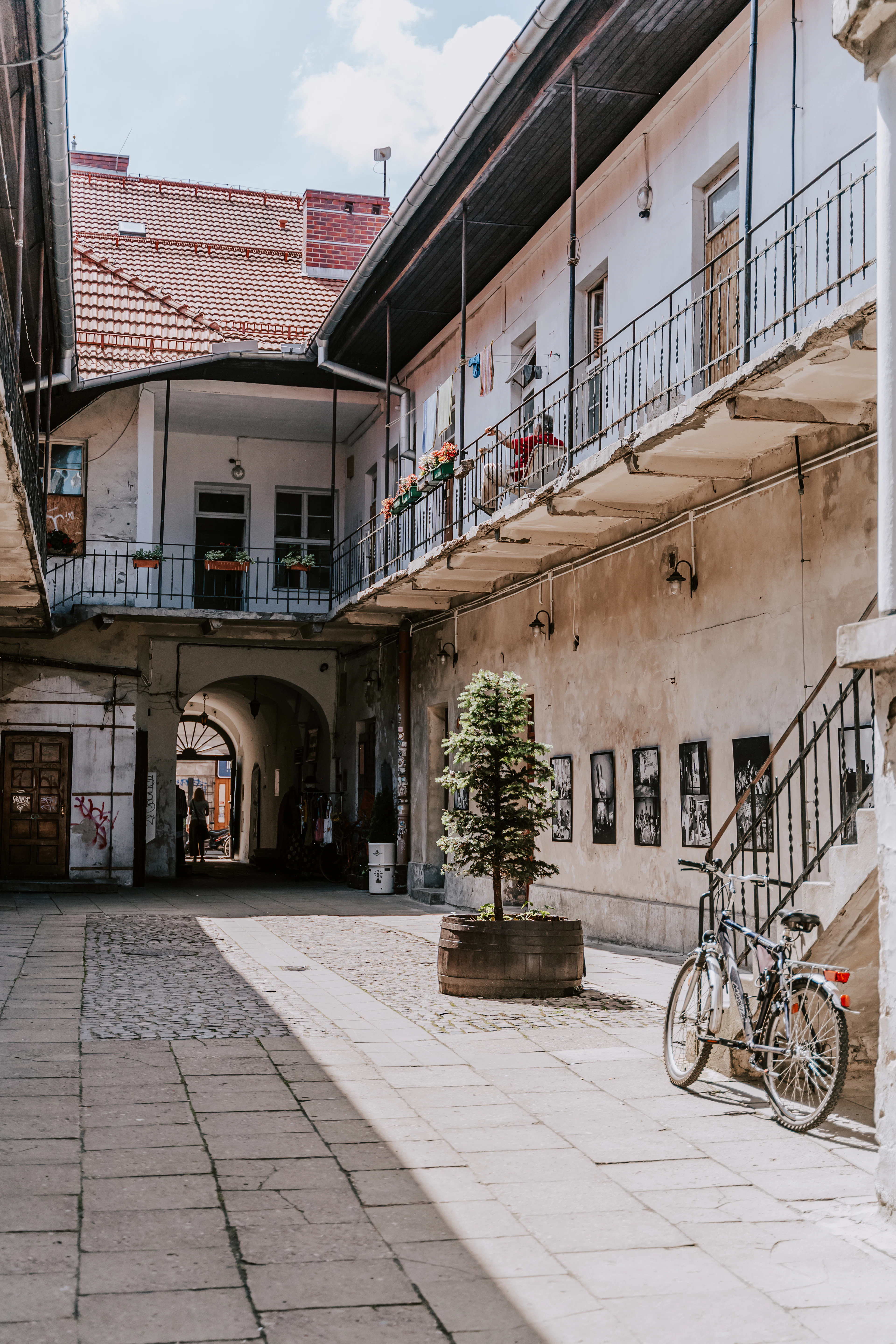 Kamienica z galeriami i rowerem na Kazimierzu