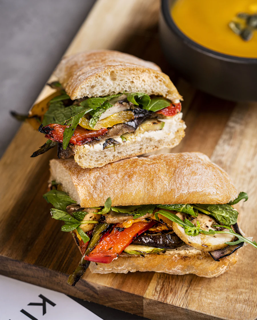 Panini con verdure grigliate su un tagliere di legno