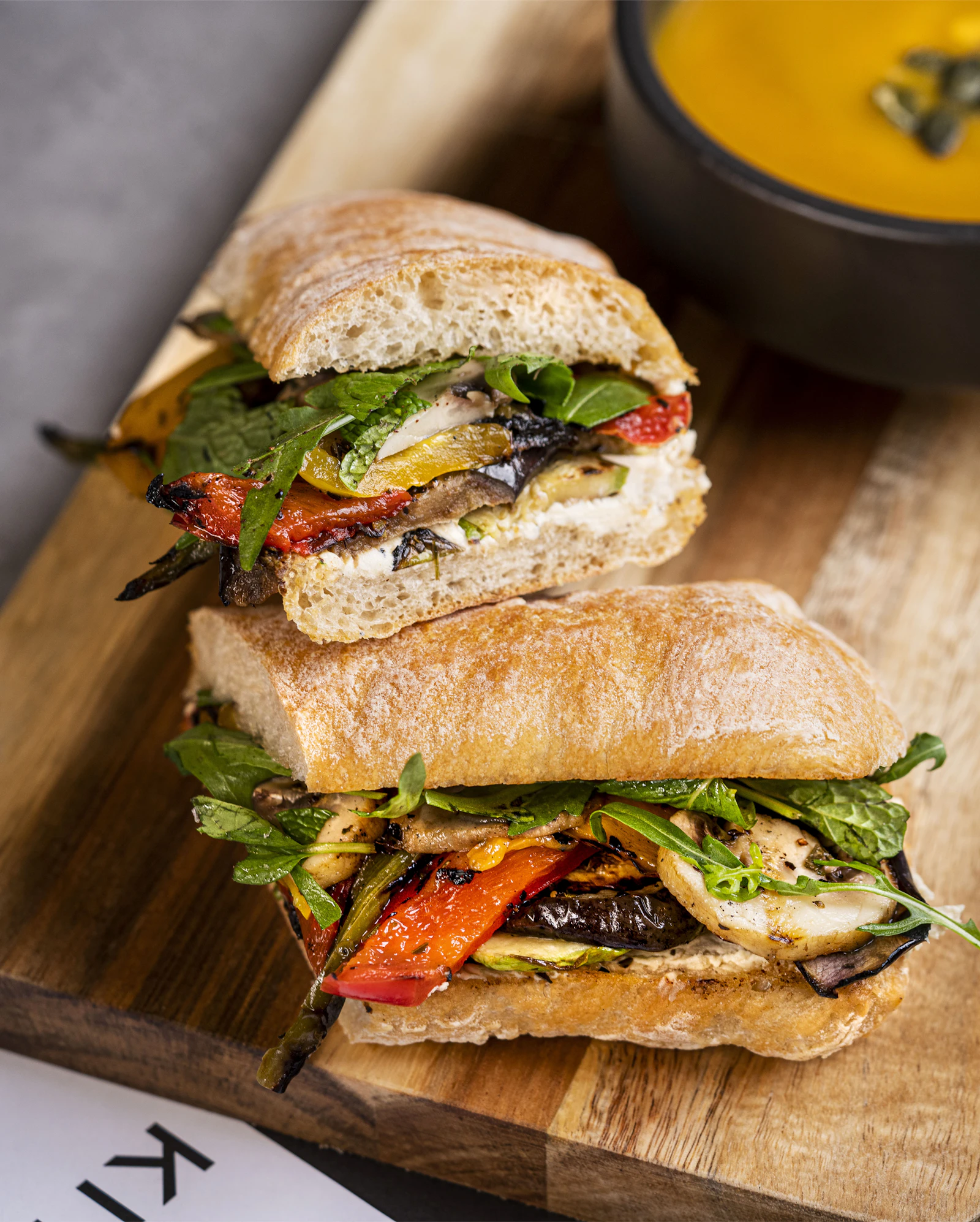 Ciabatta med grillede grøntsager og spinat