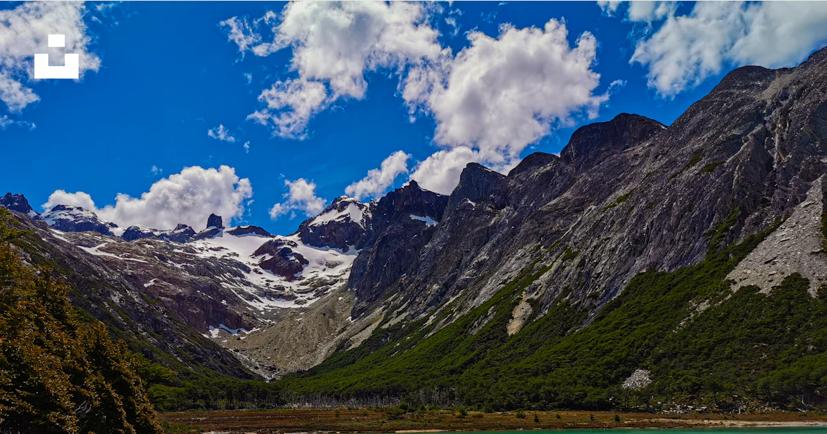 Un cuerpo de agua con montañas en la parte posterior foto – Imagen de ...