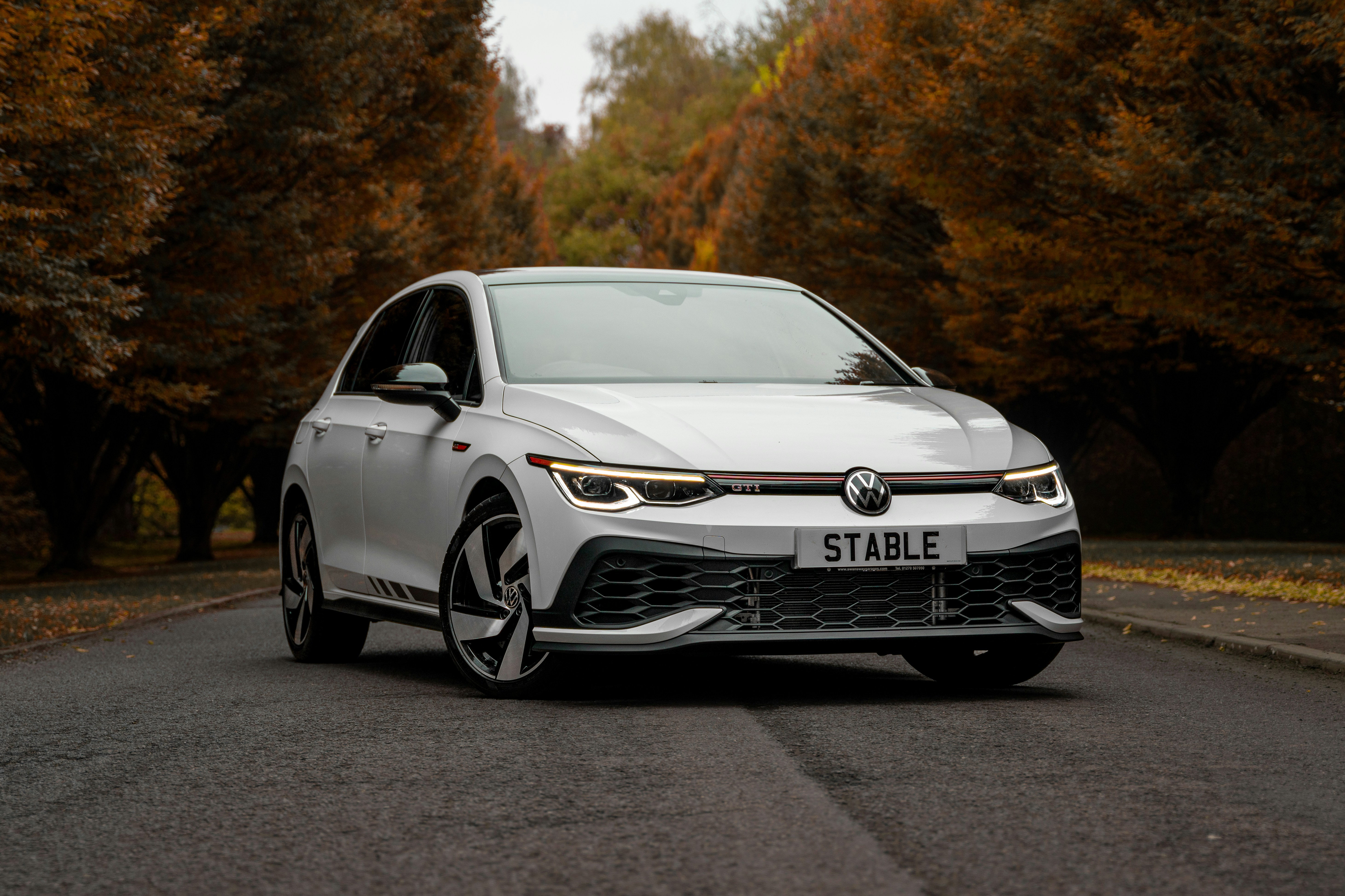 Une voiture blanche garée sur une route