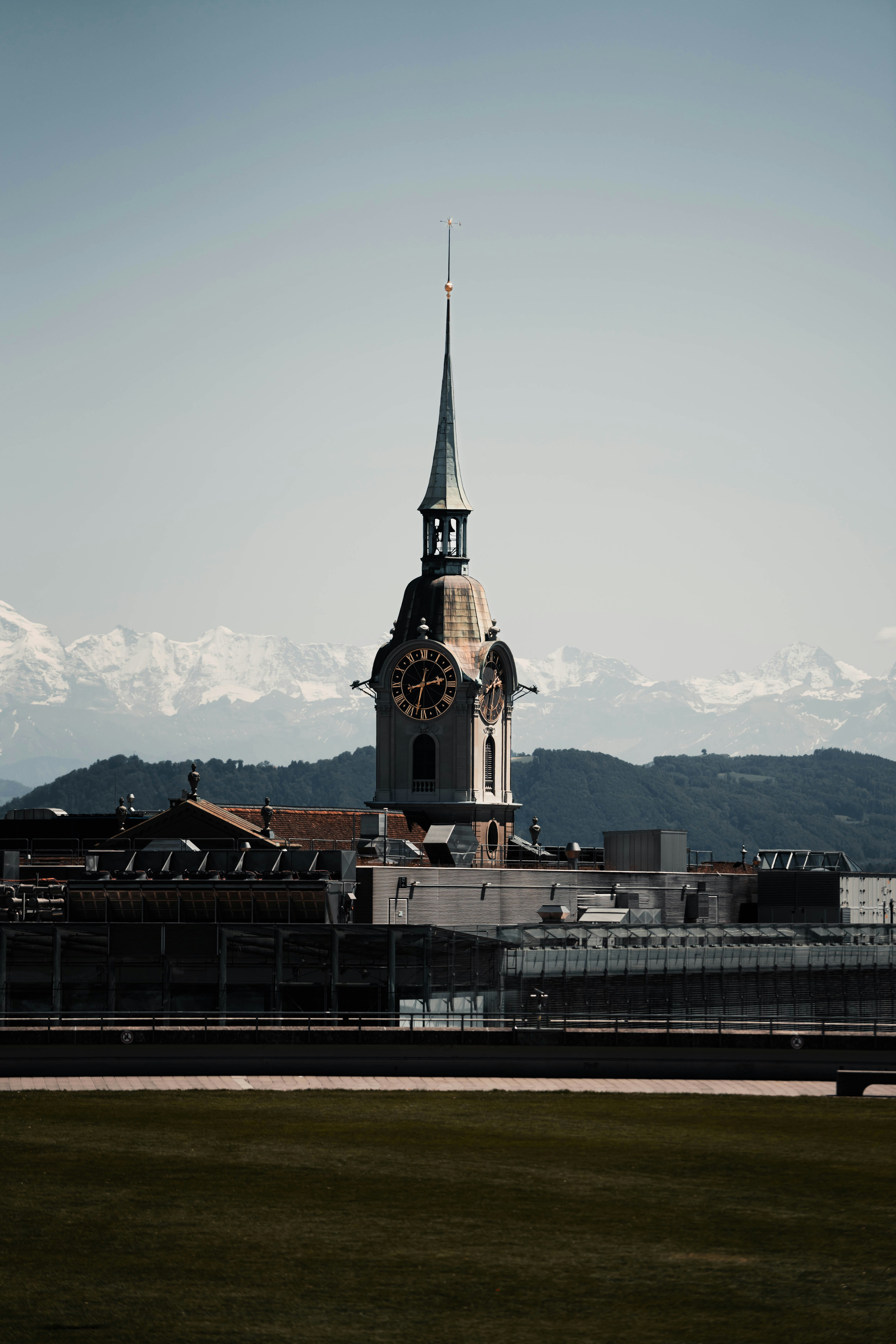 ein großer Turm mit einem Berg im Hintergrund