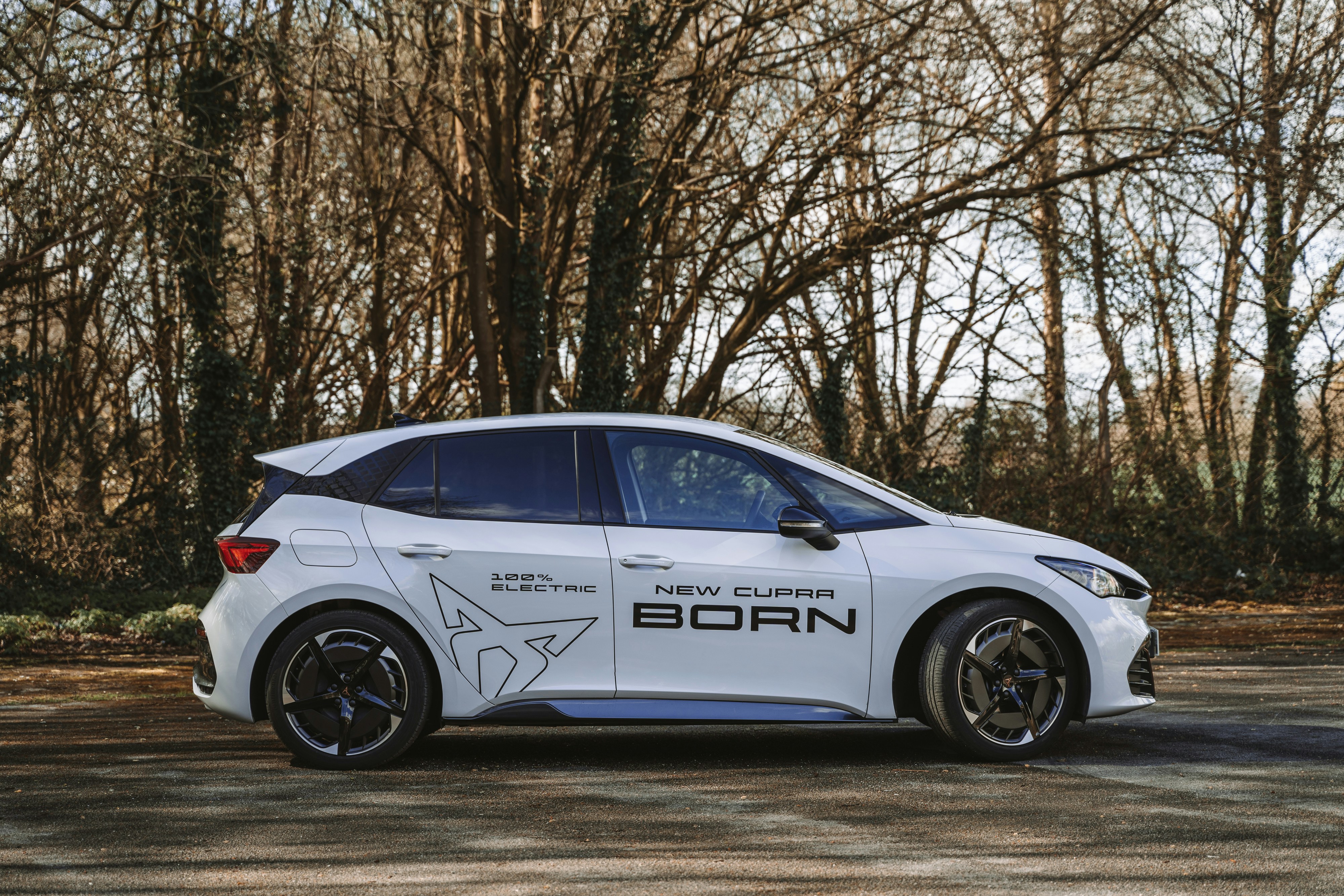 Ein weißes Auto, das auf einer Straße geparkt ist