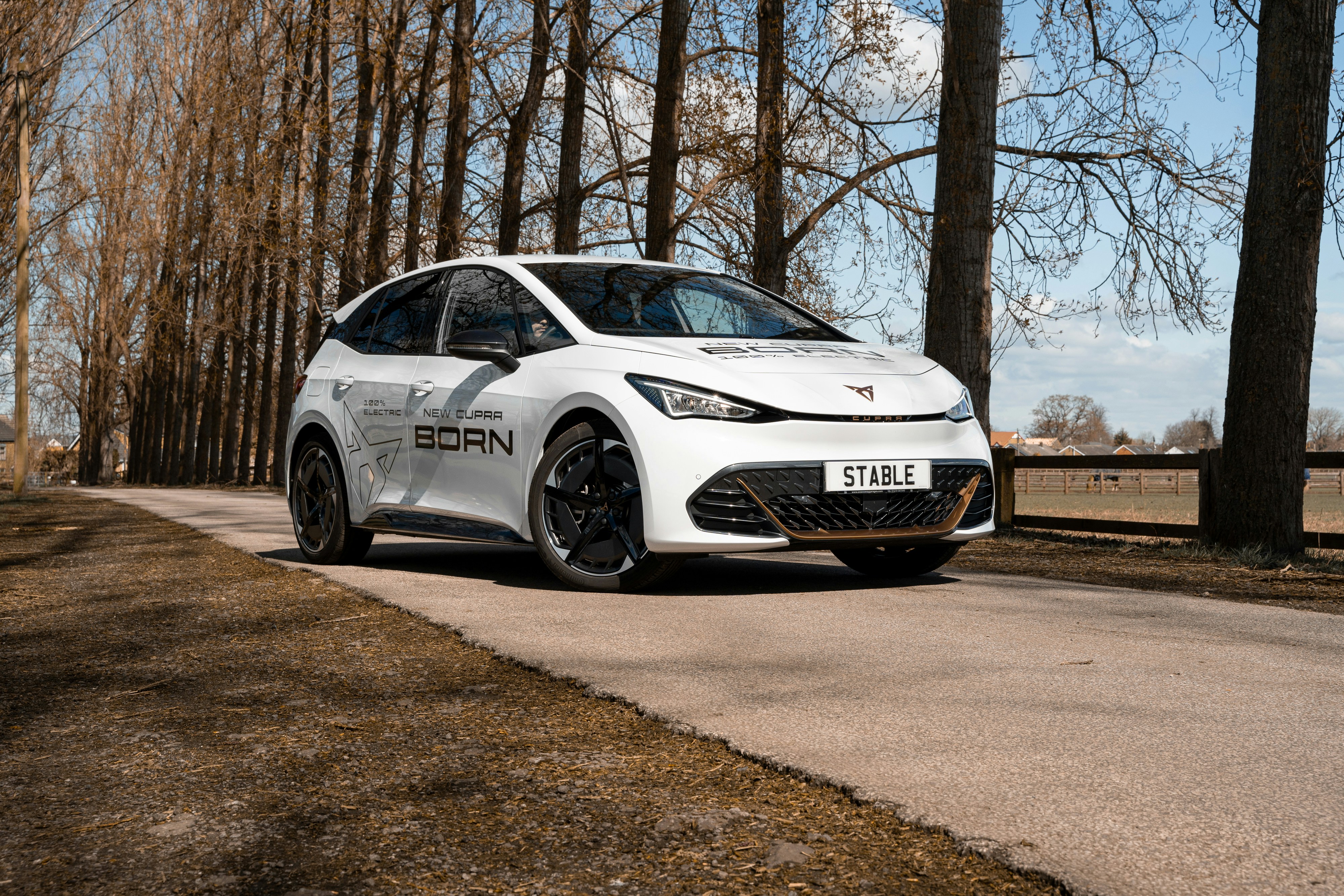 Ein weißes Auto, das auf einer Straße geparkt ist