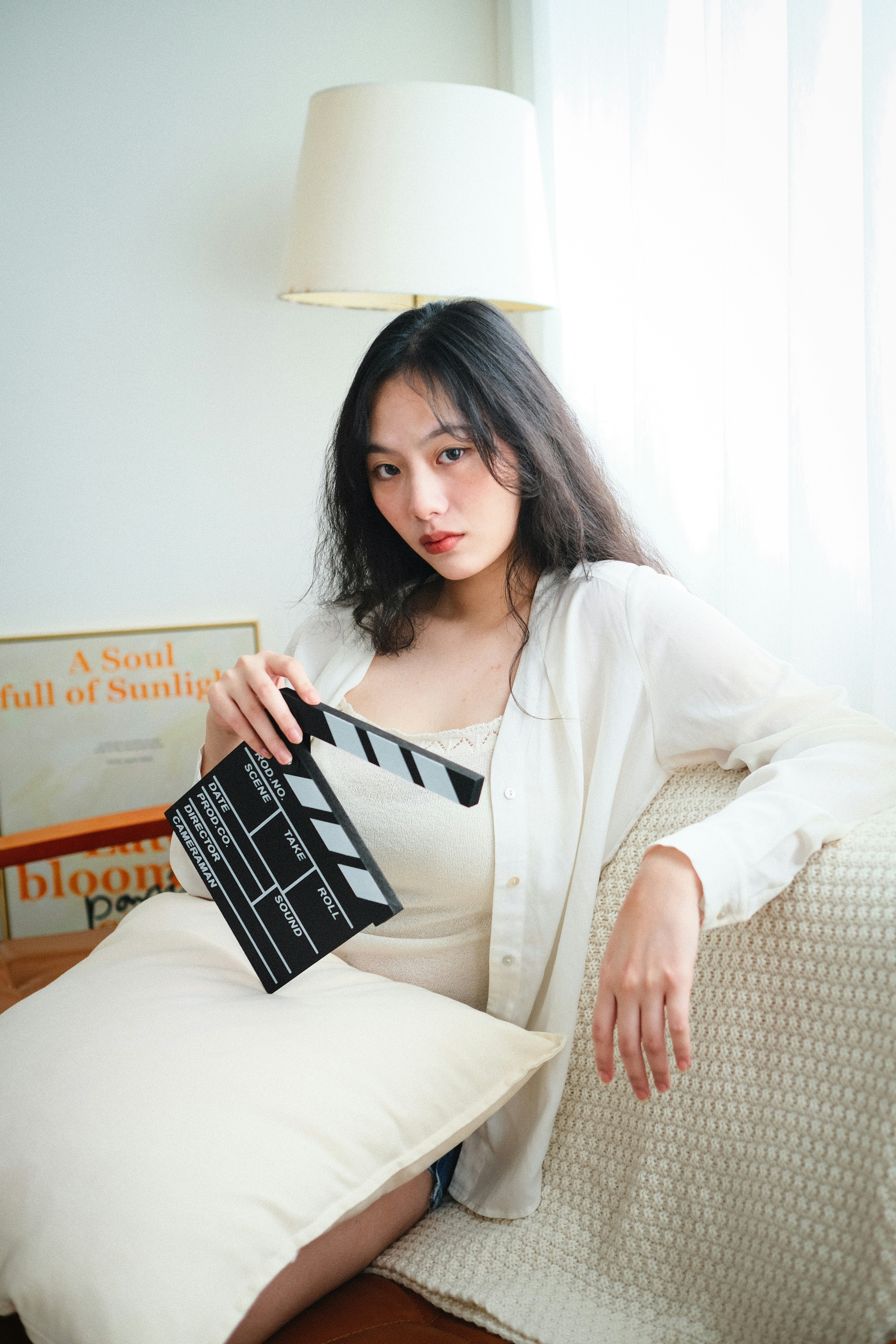 Una mujer sentada en una cama