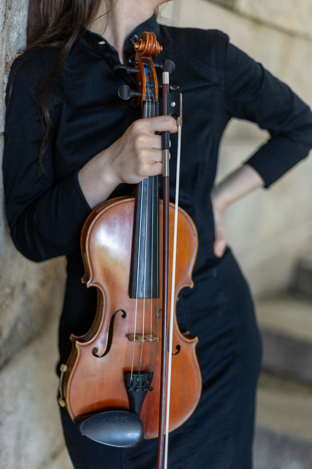 una persona tocando un violonchelo