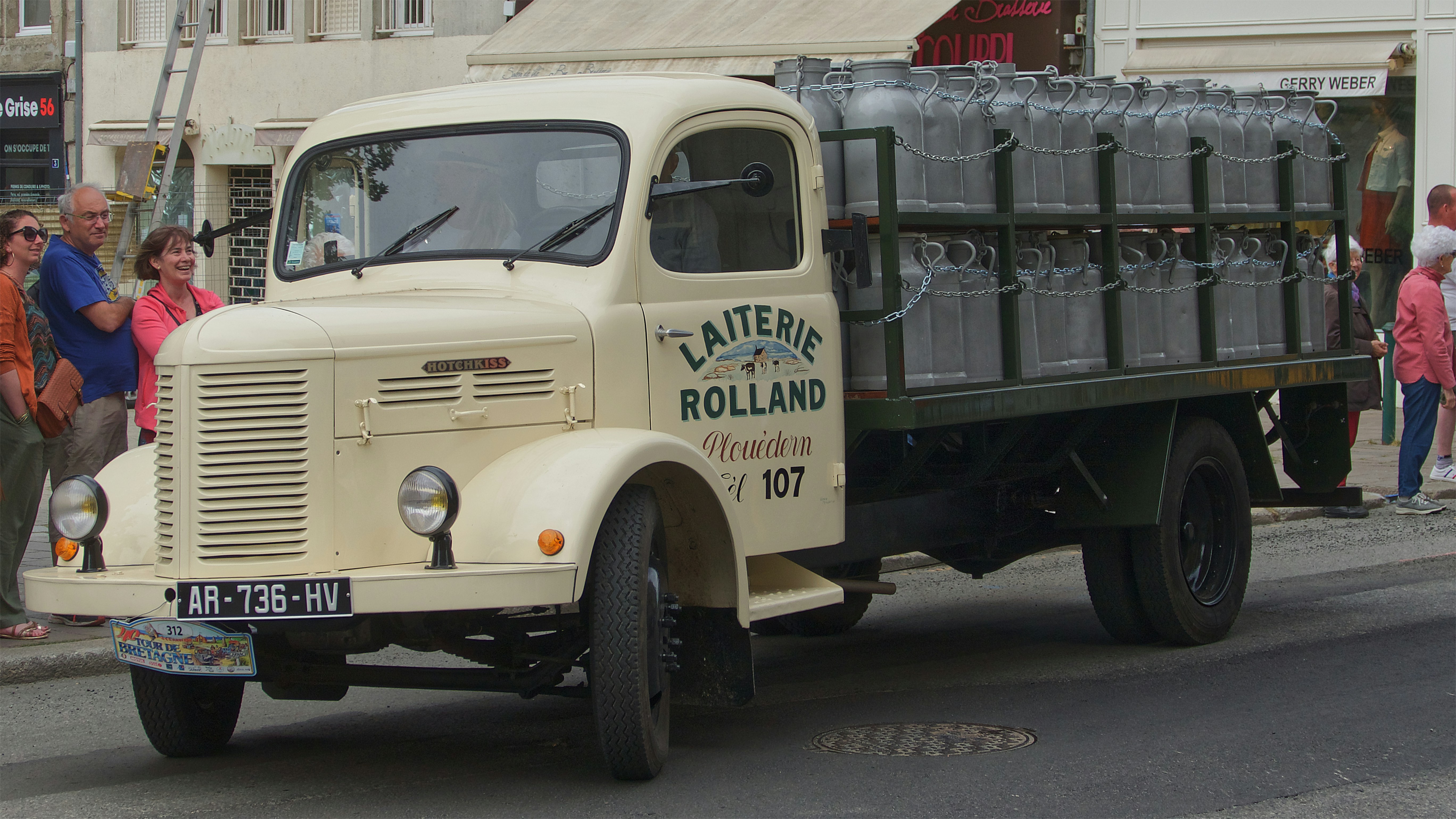 40ème Tour de Bretagne des véhicules anciens organisé par l’ABVA (Association Bretonne des Véhicules Anciens) - Arrivée à Pontivy 05 juin 2022 	- Un des 800 véhicules qui défilent : Un camion laitier Hotchkiss de 1958.