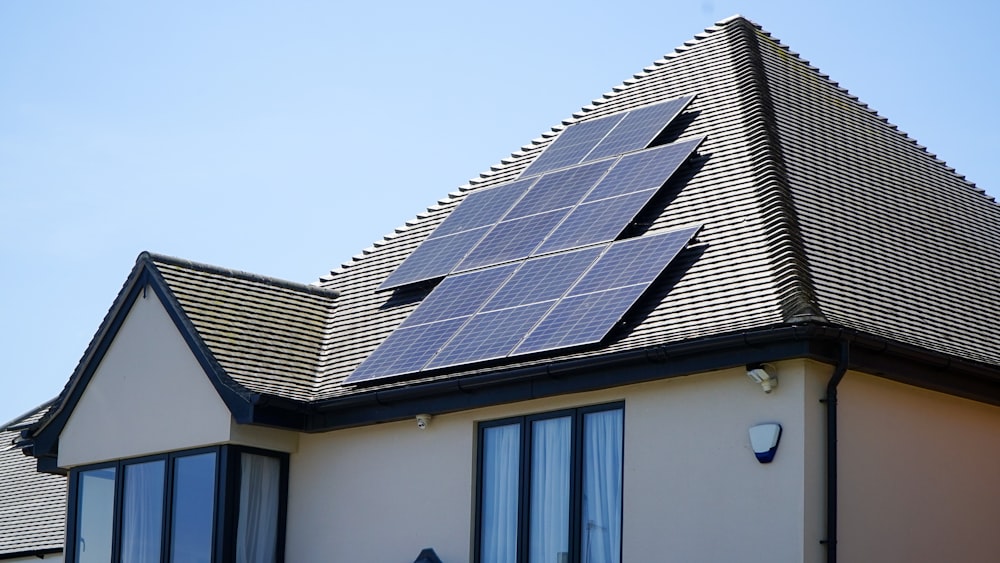 uma casa com painéis solares