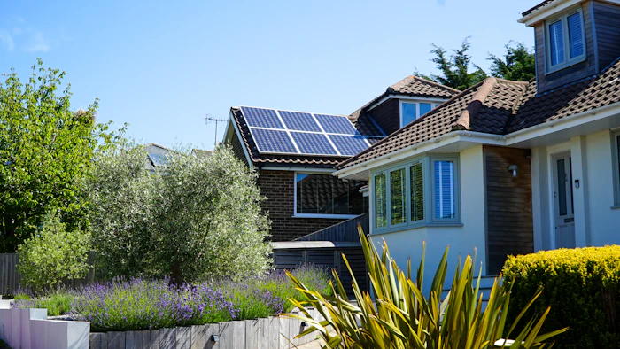 Maison avec panneaux solaires sur le toit