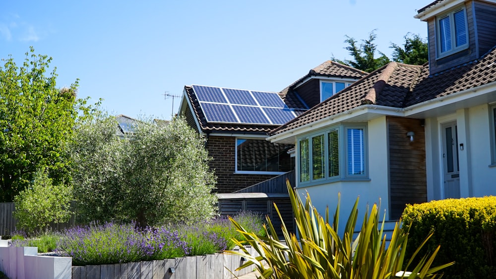 ein Haus mit Sonnenkollektoren