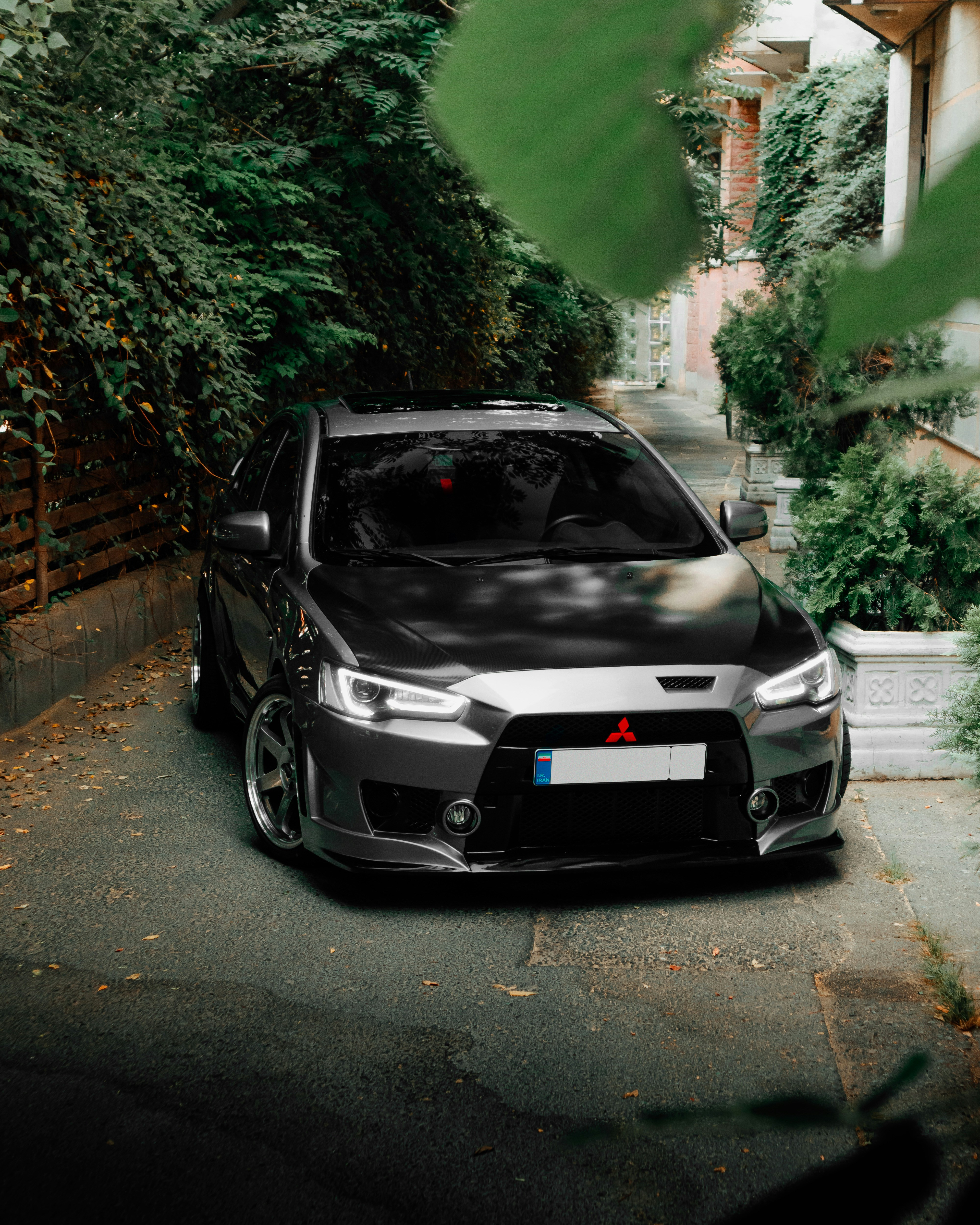 Ein schwarzes Auto, das auf einer Straße geparkt ist