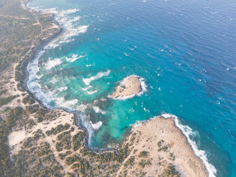 uma vista aérea de uma praia