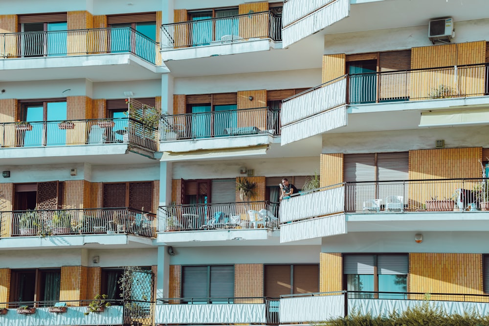 Un edificio con balcones y balcones