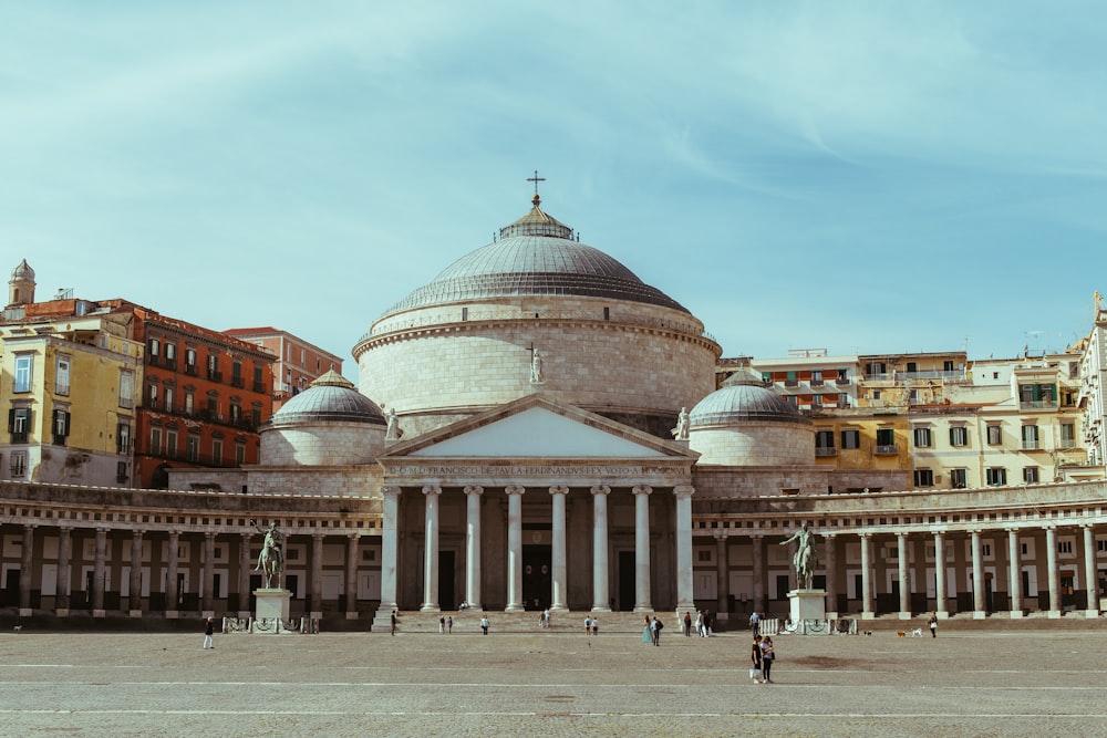ein großes Gebäude mit Kuppeldach und Piazza del Plebiscito im Hintergrund