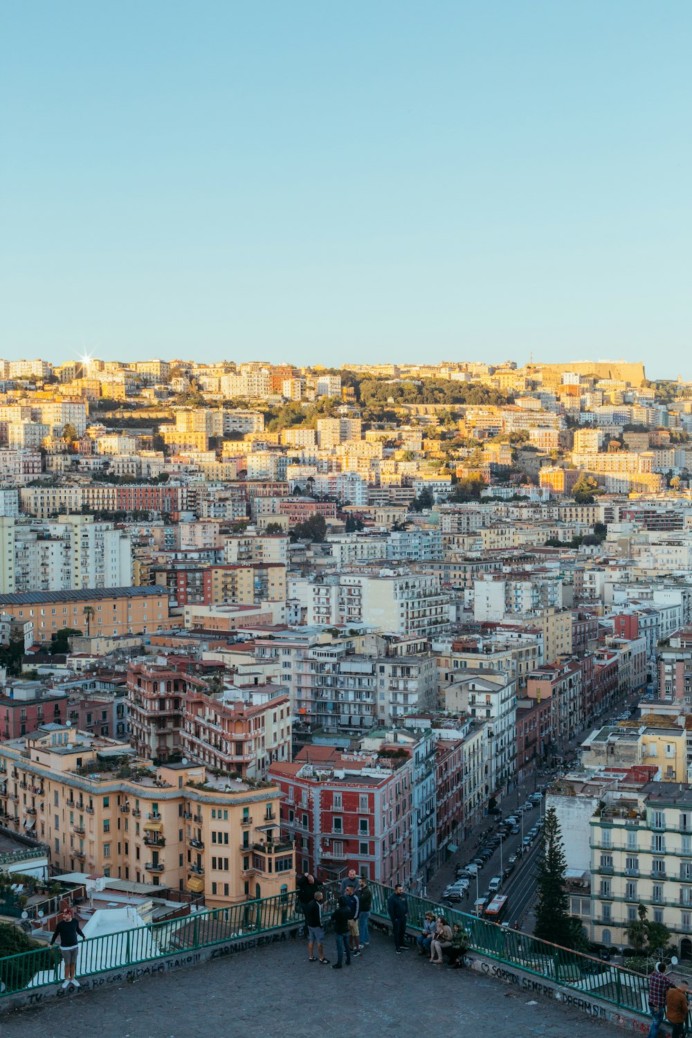 Una ciudad con muchos edificios