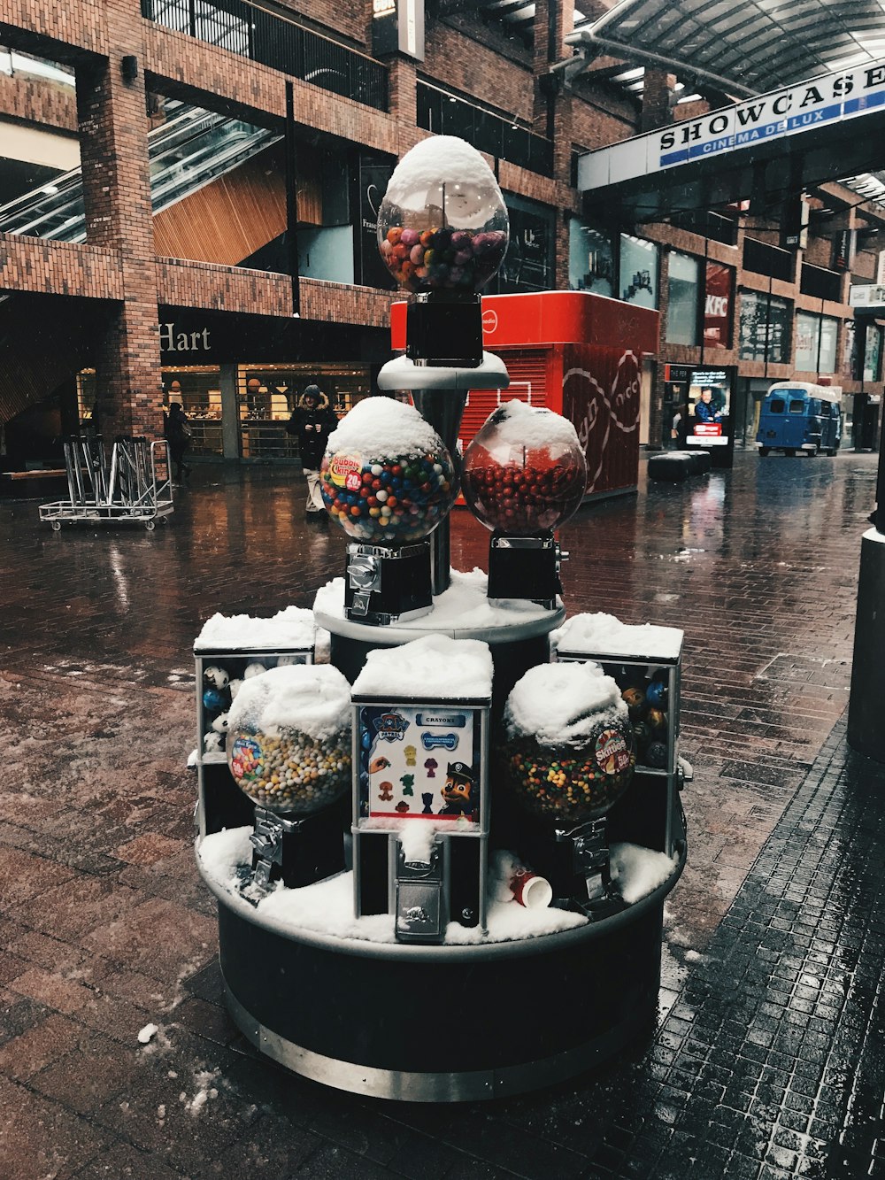 Un muñeco de nieve en una ciudad