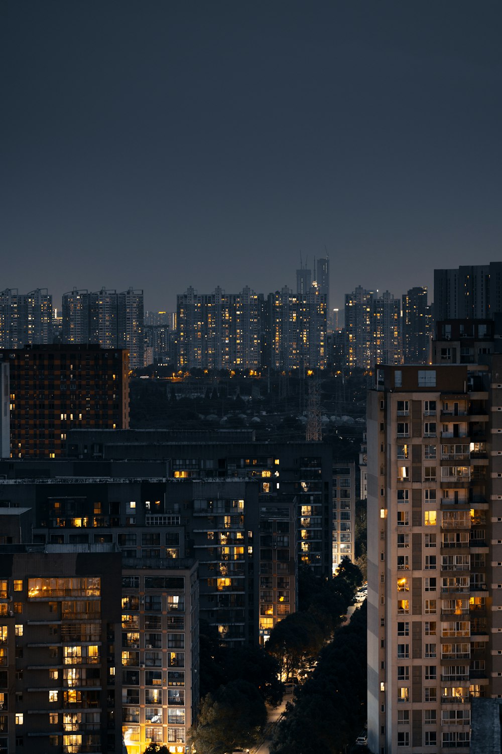 Eine Stadt bei Nacht