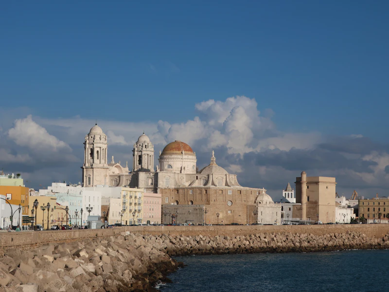 Cádiz frente al mar desde el paseo marítimo
