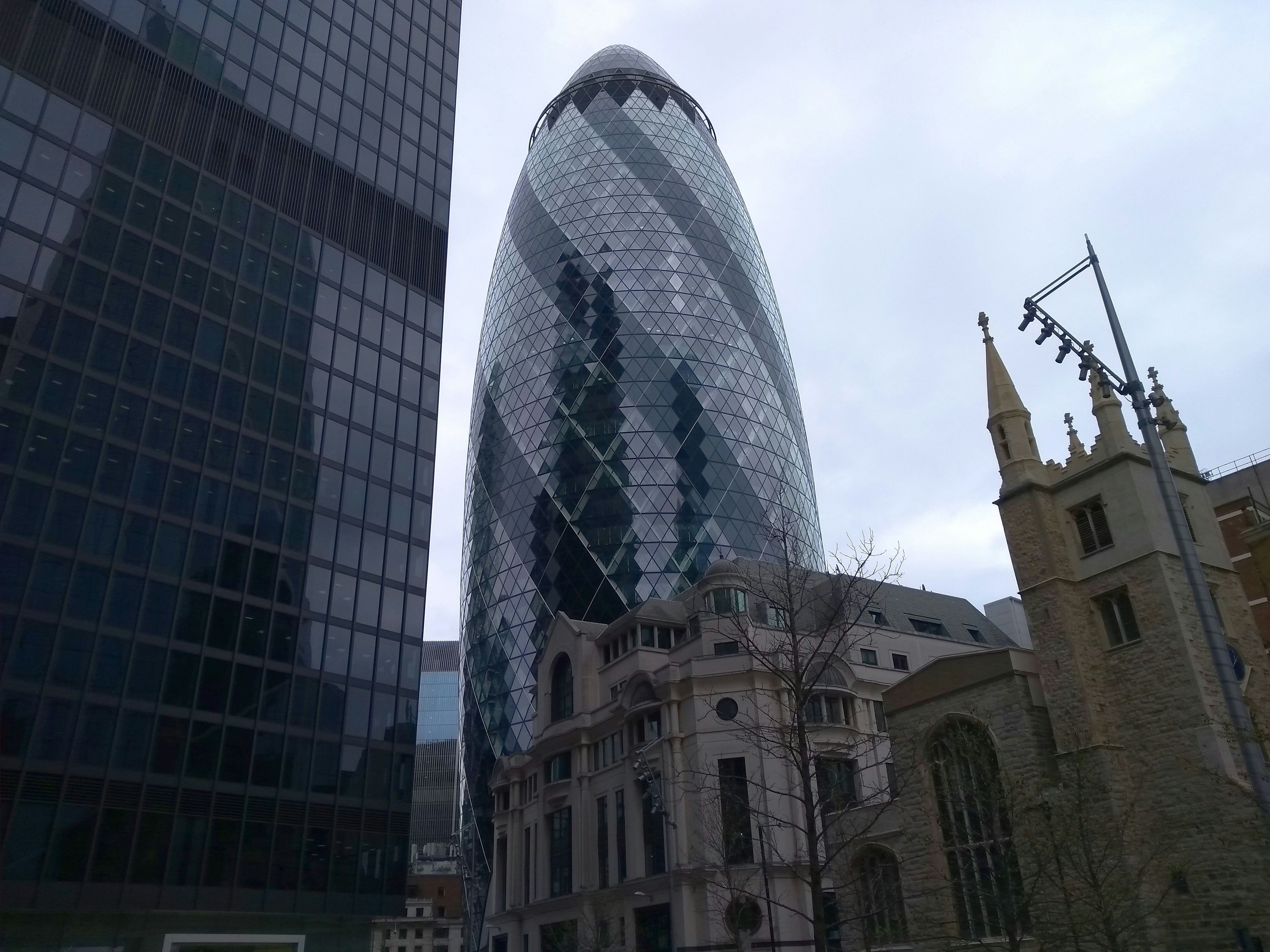 eine Gruppe von Gebäuden mit Glasfenstern