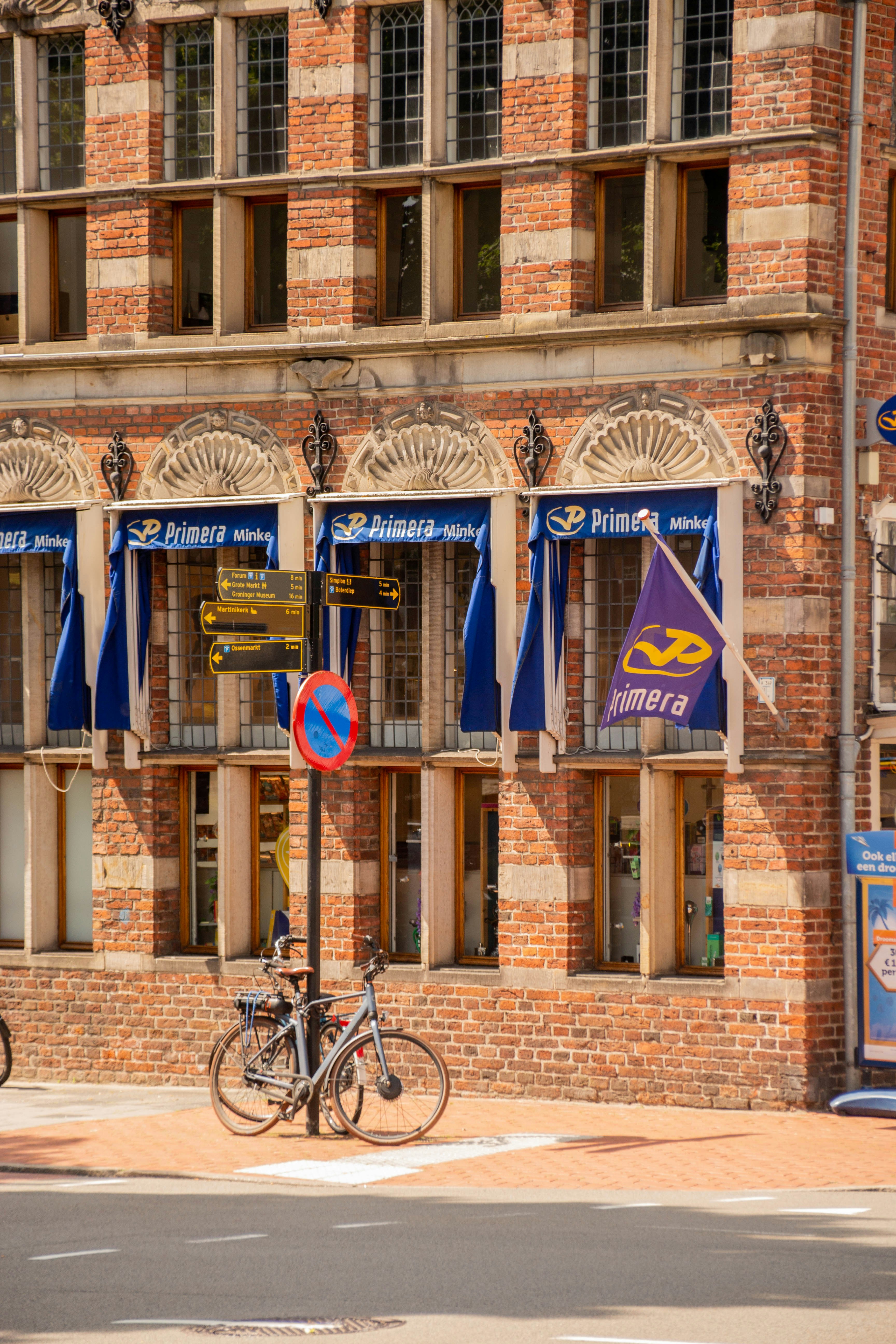 レンガ造りの建物の前に停めた自転車